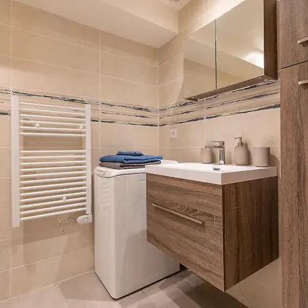 Spacious Charming Studio Near Lake