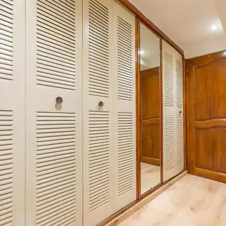 Spacious Charming Studio Near Lake Apartamento