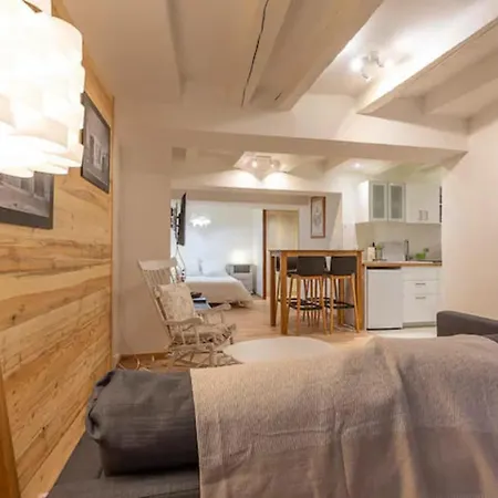Spacious Charming Studio Near Lake Apartamento *